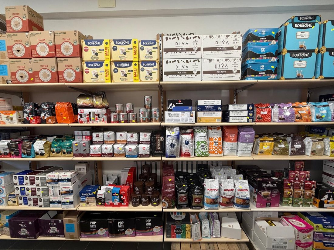 Scaffali con caffè in grani e macinato per la vendita caffè a Panicale
