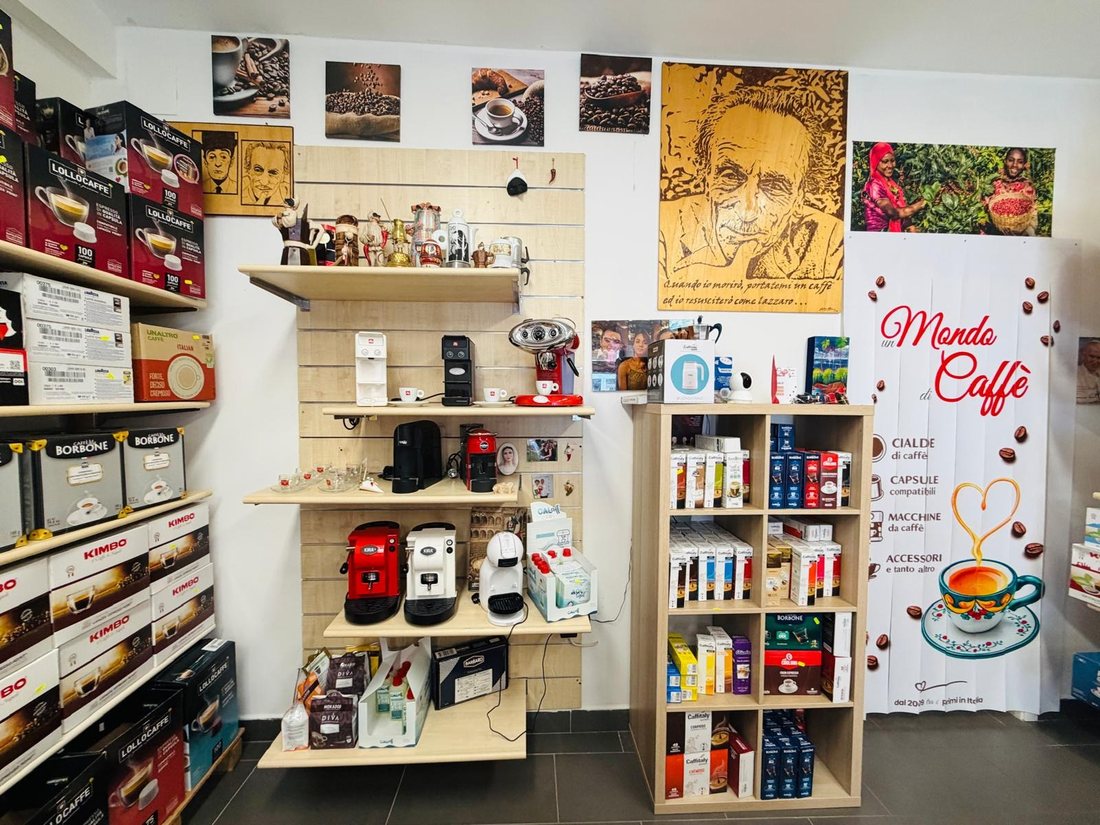 Macchine da caffè e accessori esposti nel negozio di vendita caffè a Panicale